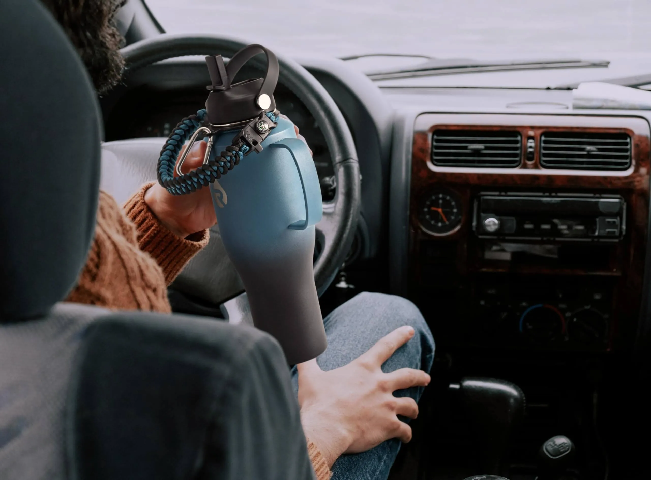 Adventure-Ready: 40oz Insulated Tumbler with Handle, Straw Lid & Para cord