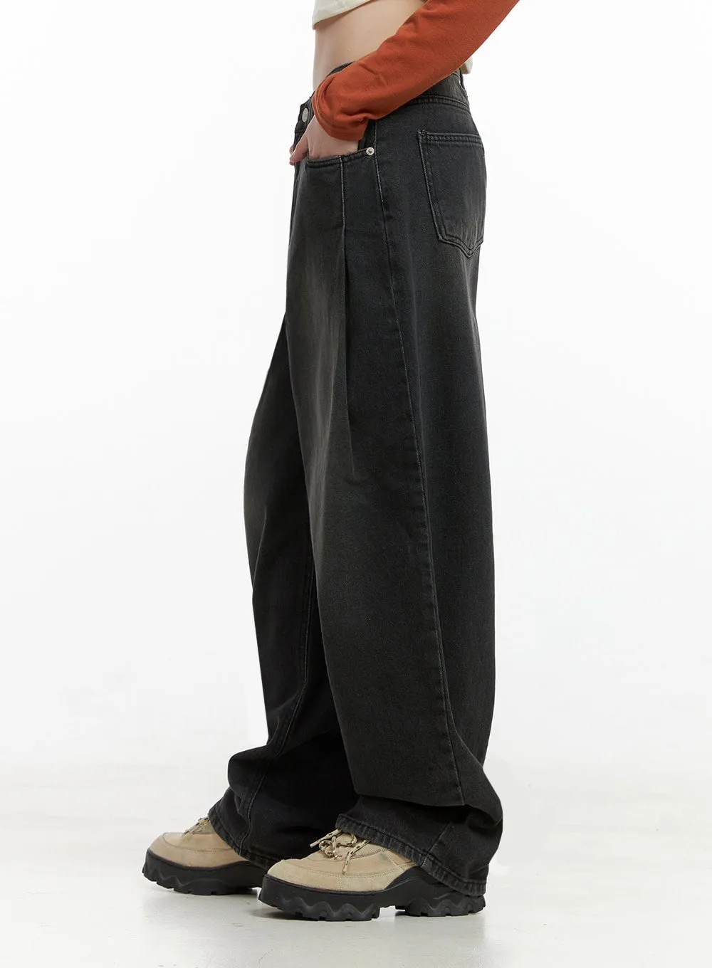 Phoebe Oversized Side-Tuck Jeans IO430